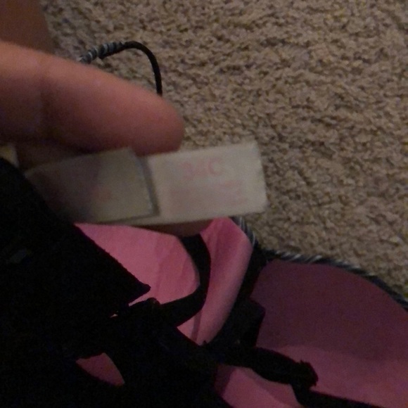 Pink bra! - Picture 3 of 3